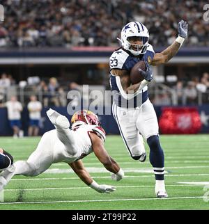Cowboys Rico Dowdle marque sur une capture de 15 yards contre les Commanders de Washington au AT&T Stadium d'Arlington, Texas, le jeudi 23 novembre 2023. Photo de Ian Halperin/UPI Banque D'Images