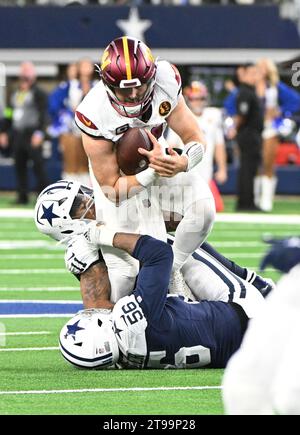 Sam Howell, quarterback des commandants de Washington, est limogé par les Cowboys Micah Parsons et Dante Fowler de Dallas au stade AT&T d'Arlington, Texas, le jeudi 23 novembre 2023. Photo de Ian Halperin/UPI Banque D'Images