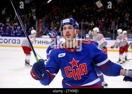 Saint-Pétersbourg, Russie. 23 novembre 2023. Joueur du club de hockey SKA, Mikhail Vorobyov (42) vu en action lors de la Ligue de hockey Kontinental, saison régulière KHL 2023 - 2024 entre SKA Saint-Pétersbourg et Spartak Moscou au Palais des sports de glace. (Score final ; SKA Saint-Pétersbourg 3:2 Spartak Moscou) crédit : SOPA Images Limited/Alamy Live News Banque D'Images