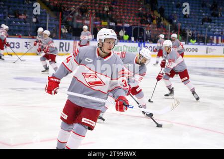 Saint-Pétersbourg, Russie. 23 novembre 2023. Yegor Savikov (34), joueur du club de hockey Spartak, vu en action lors de la Ligue de hockey Kontinental, saison régulière KHL 2023 - 2024 entre SKA Saint-Pétersbourg et Spartak Moscou au Palais des sports de glace. (Score final ; SKA Saint-Pétersbourg 3:2 Spartak Moscou) (photo Maksim Konstantinov/SOPA Images/Sipa USA) crédit : SIPA USA/Alamy Live News Banque D'Images