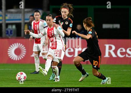 Quinty Sabajo de l'Ajax, Benedetta Glionna de L'AS Roma lors du match de la phase de groupes C entre L'AS Roma et l'Ajax au stade tre fontane, Rome (Italie), le 23 novembre 2023. Banque D'Images