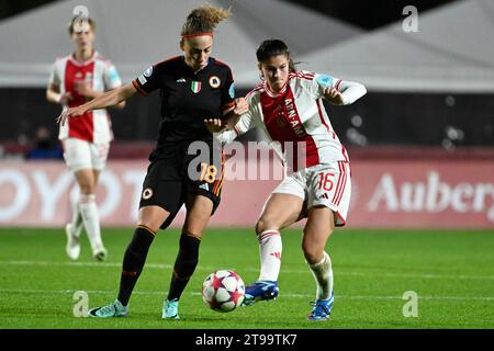 Benedetta Glionna de L'AS Roma et Danique Noordman de l'Ajax s'affrontent pour le ballon lors du match de la phase de groupes C de la Ligue des Champions féminine entre L'AS Roma et l'Ajax au stade tre fontane, Rome (Italie), le 23 novembre 2023. Banque D'Images