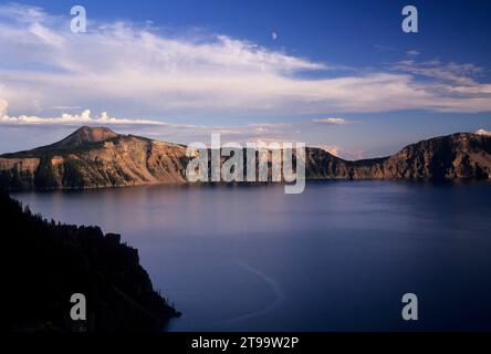 Crater Lake avec lune près de Pumice point, parc national de Crater Lake, Oregon Banque D'Images