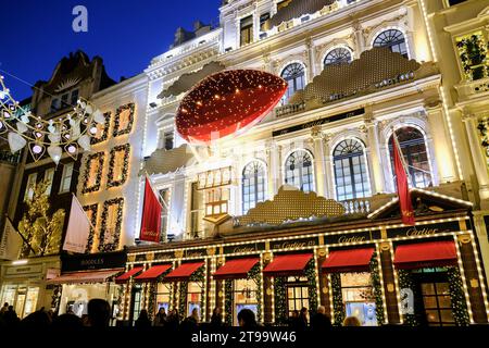 Londres, Royaume-Uni. 23 novembre 2023. Le magasin Cartier avant au crépuscule. Les visiteurs et les acheteurs admirent les boutiques de Noël de New Bond Street et Old Bond Street, qui présentent également des lumières festives inspirées des joyaux de la Couronne. Crédit : Photographie de onzième heure / Alamy Live News Banque D'Images