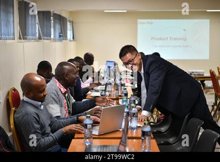 Nairobi, Kenya. 23 novembre 2023. Un membre du personnel de Supermap International (R) instruit des stagiaires kenyans à Nairobi, capitale du Kenya, le 23 novembre 2023. La société technologique chinoise Supermap International a signé mercredi un accord avec la Direction des enquêtes sur les ressources et de la télédétection (DRSRS) du Kenya, visant à améliorer la compétence de la nation d'Afrique de l'est en technologie géospatiale. POUR ALLER AVEC «Inks, une société de logiciels chinoise, traite avec le Kenya pour stimuler la coopération en matière de technologie géospatiale» crédit : Han Xu/Xinhua/Alamy Live News Banque D'Images