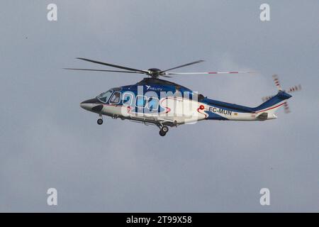 L'Agusta-Westland AW-139 immatriculée EC-MUN et exploitée par Helity Copter Airlines décolle de l'héliport de Ceuta pour retourner sur le continent espagnol. Banque D'Images