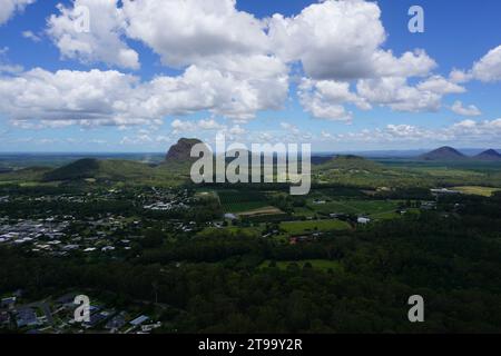 Vue panoramique sur le Mont Tibberoowuccum et le Mont Tibrogargan depuis le sommet du Mont Ngungun dans Glass House Mountains, Queensland Australie Banque D'Images