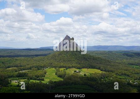 Vue panoramique du Mont Coonowrin et du Mont Beerwah depuis le sommet du Mont Ngungun dans les montagnes Glass House, Queensland Australie Banque D'Images