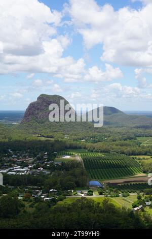 Portrait panoramique du Mont Tibrogargan depuis le sommet du Mont Ngungun dans les montagnes Glass House, Queensland Australie Banque D'Images