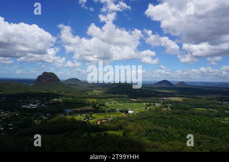 Vue panoramique sur le Mont Tibberoowuccum et le Mont Tibrogargan depuis le sommet du Mont Ngungun dans Glass House Mountains, Queensland Australie Banque D'Images