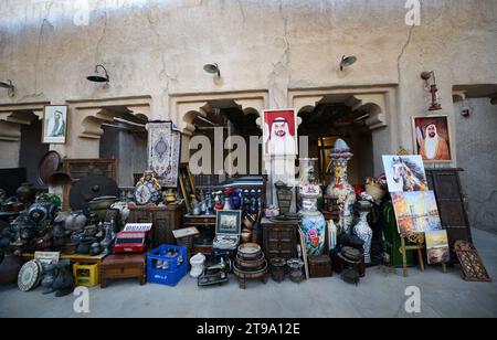 Antiquités et objets de 2e main exposés dans un magasin d'antiquités à Old Dubai, Dubaï, Émirats arabes Unis. Banque D'Images