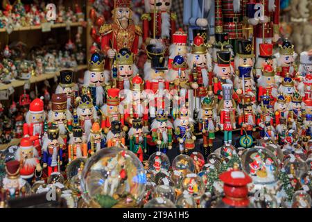 Strasbourg, France - 3 juin 2023 : exposition d'ornements de Noël colorés, de casse-noisettes en vente dans une boutique de souvenirs de la vieille ville Banque D'Images