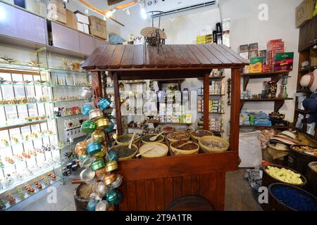 Épices et herbes exposées au Royal Saffron Herbs sur la rue Al Fahidi, quartier historique Al Fahidi à Dubaï, Émirats arabes Unis. Banque D'Images