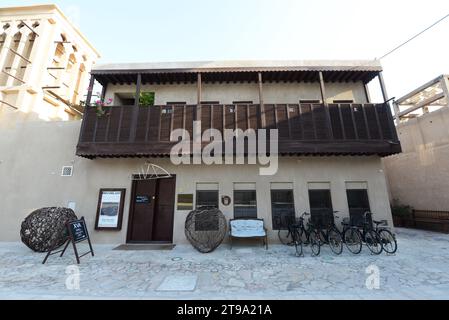 Bâtiments traditionnels émiratis dans le quartier historique Al Fahidi à Dubaï, Émirats arabes Unis. Banque D'Images