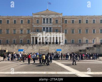 Athènes, Grèce - 13 octobre 2019 : vue extérieure du bâtiment du Parlement hellénique et de la place Syntagma dans la capitale Athènes. Banque D'Images