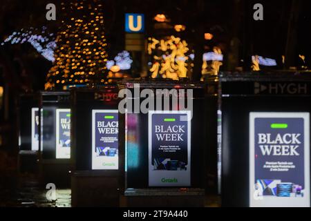 Berlin, Allemagne. 24 novembre 2023. 'Semaine noire' est écrit sur des panneaux au néon sur Kurfürstendamm. Crédit : Christoph Soeder/dpa/Alamy Live News Banque D'Images