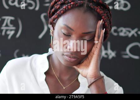 Triste professeur afro-américain et étudiant frustré Banque D'Images