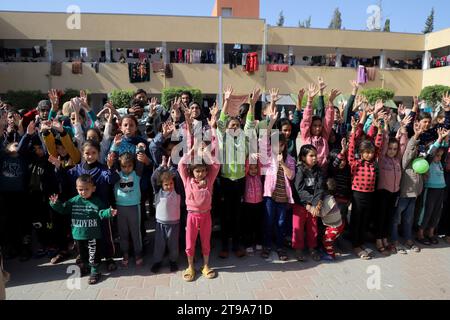 Gaza. 23 novembre 2023. Des enfants participent à une activité de stimulation psychologique et de secours dans une école affiliée à l’Office de secours et de travaux des Nations Unies pour les réfugiés de Palestine (UNRWA) dans la ville de Khan Younis, dans le sud de la bande de Gaza, le 23 novembre 2023. Crédit : Rizek Abdeljawad/Xinhua/Alamy Live News Banque D'Images