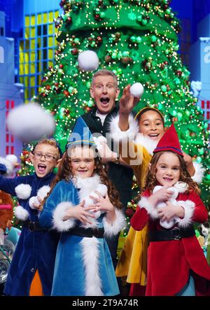 Animateur du Late Show Patrick Kielty avec (de gauche à droite) Danny Sheehan (8), de Wexford, Poppy Madden (6), de Carlow, Layla Ibegu (10), de Carlow, et Darcy Ramsbottom (6), de Carlow, lors du dévoilement du thème et du décor du Late Late Toy Show, aux studios RTE à Dublin. Date de la photo : mercredi 22 novembre 2023. Banque D'Images