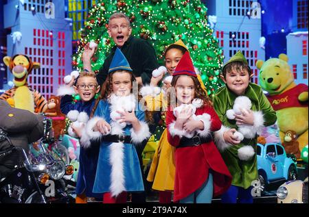 Animateur du Late Show Patrick Kielty avec (de gauche à droite) Danny Sheehan (8), de Wexford, Poppy Madden (6), de Carlow, Layla Ibegu (10), de Carlow, Darcy Ramsbottom (6), de Carlow, et Kyle Deane (8), de Carlow, lors du dévoilement du thème et du décor du Late Late Toy Show, aux studios RTE à Dublin. Date de la photo : mercredi 22 novembre 2023. Banque D'Images