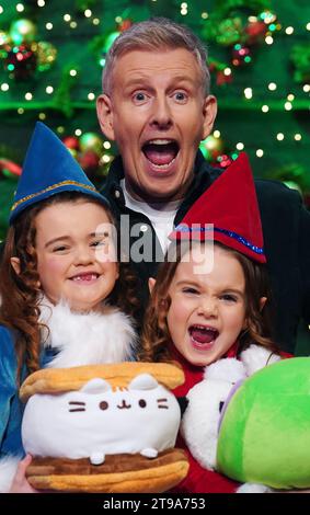 Animateur du Late Late Show Patrick Kielty avec (de gauche à droite) Poppy Madden (6), de Carlow, et Darcy Ramsbottom (6), de Carlow, lors du dévoilement du thème et du décor du Late Late Toy Show, aux studios RTE à Dublin. Date de la photo : mercredi 22 novembre 2023. Banque D'Images