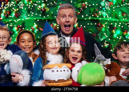 Animateur du Late Show Patrick Kielty avec (de gauche à droite) Danny Sheehan (8), de Wexford, Poppy Madden (6), de Carlow, Layla Ibegu (10), de Carlow, Darcy Ramsbottom (6), de Carlow, et Kyle Deane (8), de Carlow, lors du dévoilement du thème et du décor du Late Late Toy Show, aux studios RTE à Dublin. Date de la photo : mercredi 22 novembre 2023. Banque D'Images