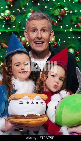 Animateur du Late Late Show Patrick Kielty avec (de gauche à droite) Poppy Madden (6), de Carlow, et Darcy Ramsbottom (6), de Carlow, lors du dévoilement du thème et du décor du Late Late Toy Show, aux studios RTE à Dublin. Date de la photo : mercredi 22 novembre 2023. Banque D'Images