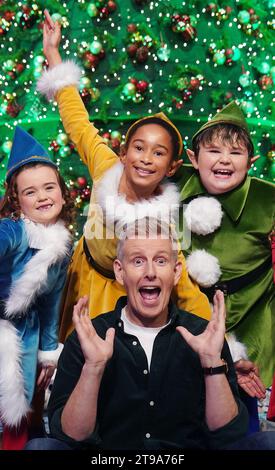 Animateur du Late Late Show Patrick Kielty avec (de gauche à droite) Poppy Madden (6), de Carlow, Layla Ibegu (10), de Carlow, et Kyle Deane (8), de Carlow, lors du dévoilement du thème et du décor du Late Late Toy Show, aux studios RTE à Dublin. Date de la photo : mercredi 22 novembre 2023. Banque D'Images