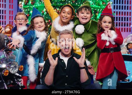 Animateur du Late Show Patrick Kielty avec (de gauche à droite) Danny Sheehan (8), de Wexford, Poppy Madden (6), de Carlow, Layla Ibegu (10), de Carlow, Kyle Deane (8, de Carlow, et Darcy Ramsbottom (6), de Carlow, lors du dévoilement du thème et du décor du Late Late Toy Show, aux studios RTE à Dublin. Date de la photo : mercredi 22 novembre 2023. Banque D'Images