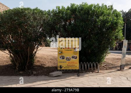 Famagouste (Gazimagusa en turc), Chypre du Nord - 26 octobre 2023 : panneau Famagouste pour les visites de la ville fortifiée. Banque D'Images