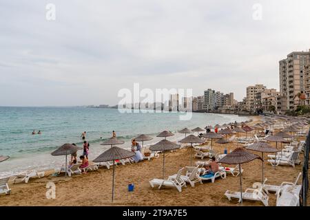 Famagouste (Kapali Maras), Chypre du Nord - 26 octobre 2023 : les touristes profitent de la mer dans la ville abandonnée Varosha. Banque D'Images