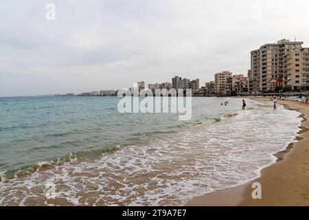 Famagouste (Kapali Maras), Chypre du Nord - 26 octobre 2023 : les touristes profitent de la mer dans la ville abandonnée Varosha. Banque D'Images
