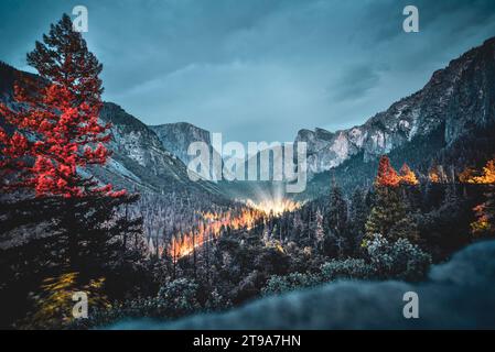 Lumières dans la vallée de Yosemite vues depuis le célèbre tunnel View - parc national de Yosemite, Californie Banque D'Images