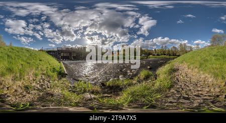 Vue panoramique à 360° de Full Seamless sphérique hdri 360 vue panoramique près de l'écluse du barrage sur le lac impétueuse cascade avec de beaux nuages en projection équirectangulaire, V