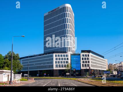 Varsovie, Pologne - 22 juin 2021 : plac Unii City Shopping ING Tower et complexe commercial dans la rue Pulawska et la place Unii dans le quartier de Mokotow Banque D'Images