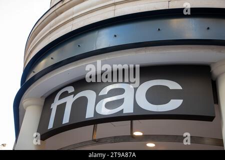 Bordeaux , France - 11 16 2023 : marque Fnac boutique logo et signe de texte façade avant magasin électronique chaîne culturelle enseigne détaillant en France Banque D'Images