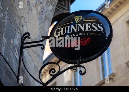 Bordeaux , France - 11 16 2023 : marque guinness de signe de bière pression texte et logo sur la façade du mur d'entrée pub bar Banque D'Images