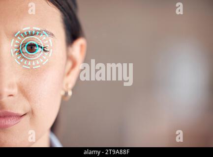 Balayage de femme, visage et oeil dans la cybersécurité, la vérification ou la biométrie au bureau sur l'espace de maquette. Portrait en gros plan d'une personne féminine scannant la rétine ou Banque D'Images