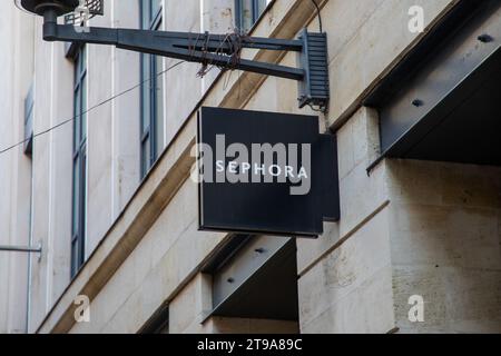 Bordeaux , France - 11 16 2023 : boutique de mode de marque de logo de vitrine Sephora et magasin de signe de texte sur la chaîne de cosmétiques de boutique de façade Banque D'Images