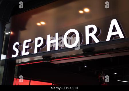 Bordeaux , France - 11 16 2023 : magasin de texte logo Sephora et magasin de signes de façade chaîne française de marques de cosmétiques entrée Banque D'Images