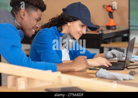 menuisier masculin formant apprentie féminine Banque D'Images