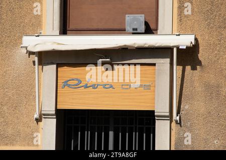 como , italie - 11 16 2023 : entrée du café Riva texte logo façade logo et signe de marque de café branding en bois hors-bord de luxe Banque D'Images