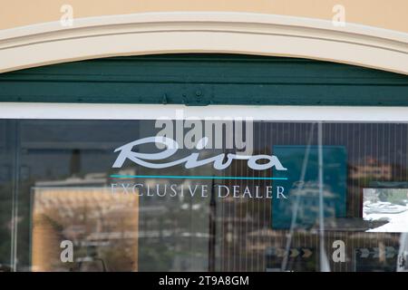 como , italie - 11 16 2023 : riva revendeur exclusif bateau texte et logo de marque boutique sur le concessionnaire d'entrée vendre bateau en bois avec moteur de voiture Banque D'Images