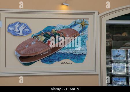 como , italie - 11 16 2023 : riva classique italien bateau en bois peinture rapide sur magasin de façade vendeur Banque D'Images