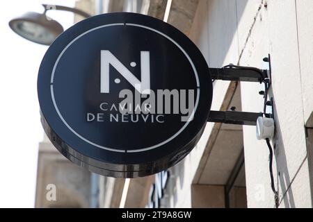 Bordeaux , France - 11 20 2023 : caviar de neuvic logo de la marque ronde française et signe textuel sur la façade de la boutique Banque D'Images