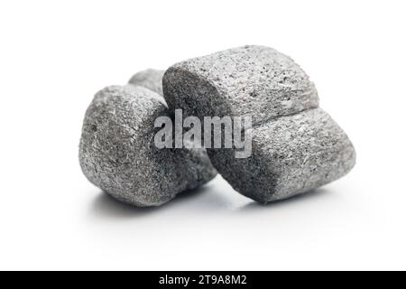 Cacahuètes d'emballage en polystyrène isolées sur le fond blanc. Banque D'Images