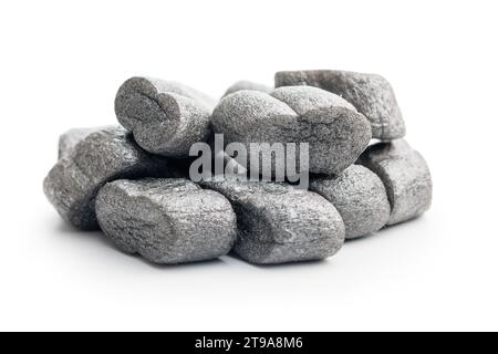 Cacahuètes d'emballage en polystyrène isolées sur le fond blanc. Banque D'Images