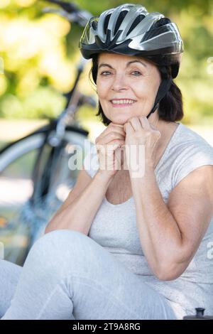 femme âgée active portant un chapeau Banque D'Images