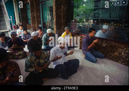 Des hommes musulmans sont vus lors des prières du vendredi à la mosquée Ikhwanul Muslimin, rue Swadaya, Medan, Indonésie, le 24 novembre 2023. Dans la prière, les hommes musulmans ont déclaré que l'indépendance du peuple palestinien est un droit, et ont condamné les actes inhumains de génocide qui s'y produisent. Selon les données des Nations Unies, actuellement, pas moins de 15 000 personnes sont mortes victimes du génocide perpétré par l'armée israélienne. Photo Aditya Sutanta/ABACAPRESS.COM crédit : Abaca Press/Alamy Live News Banque D'Images