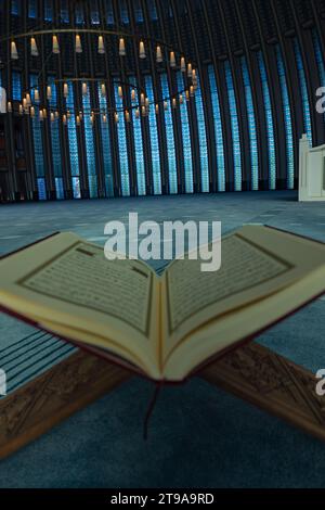 Photo de fond islamique. Le Saint Coran sur le stand de livres dans une mosquée. Ramadan kareem ou eid moubarak ou laylat al-qadr ou kadir gecesi concept photo. Banque D'Images